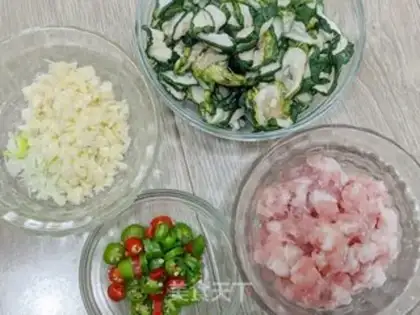 Make cucumber-dried meat step 2