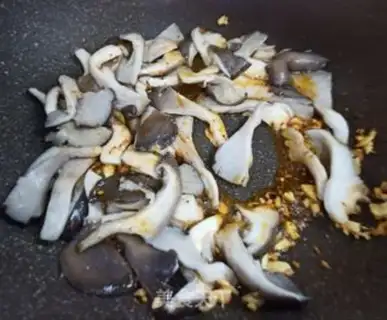 Make Garlic fried mushrooms step 3