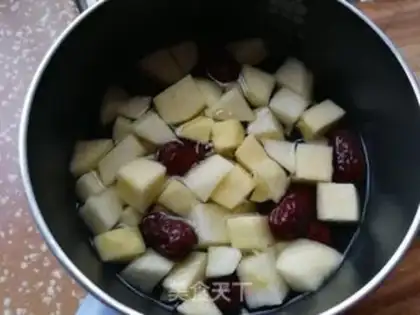 Make Apple date soup step 1