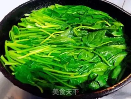 Make Garlic spinach with peanut rice step 1