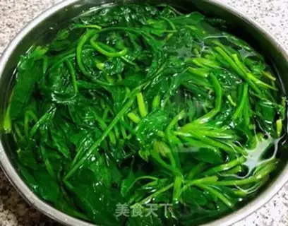 Make Garlic spinach with peanut rice step 2