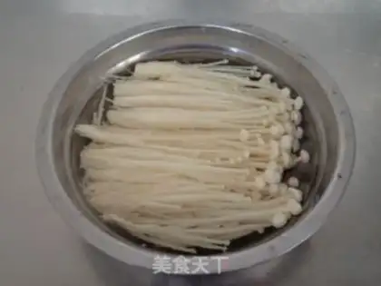 Make Black bean sprouts with golden needle mushrooms step 1