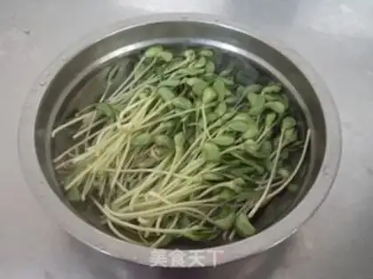 Make Black bean sprouts with golden needle mushrooms step 2