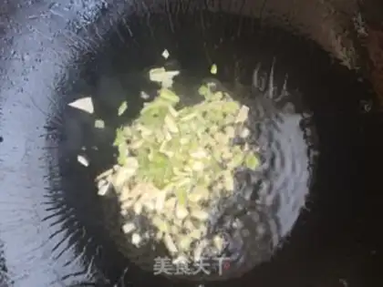 Make The fragrance of the sauce step 2