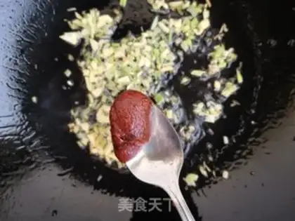 Make The fragrance of the sauce step 3