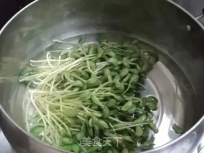 Make Black bean sprouts with golden needle mushrooms step 3