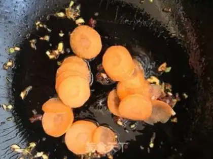 Make The fragrance of the sauce step 4
