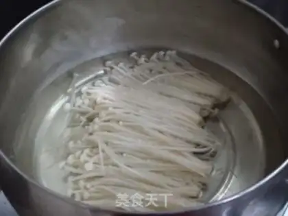 Make Black bean sprouts with golden needle mushrooms step 4