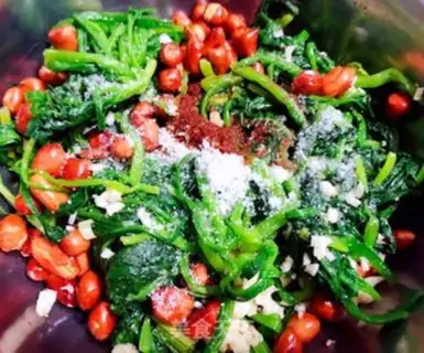 Make Garlic spinach with peanut rice step 7