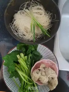 Make The spinach cloud swallows noodle soup step 0