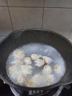 Make The spinach cloud swallows noodle soup step 1