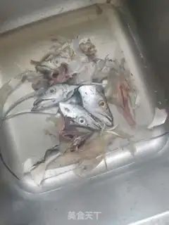 Make Garlic seedlings burning fish step 0