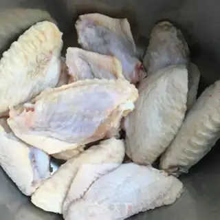 Make Spicy dolls, chicken wings step 0