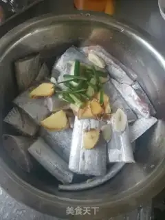 Make Garlic seedlings burning fish step 1