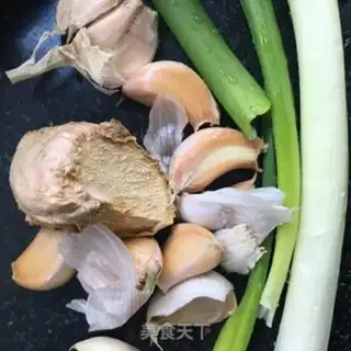 Make Spicy dolls, chicken wings step 1