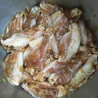 Make Spicy dolls, chicken wings step 3