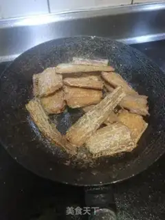 Make Garlic seedlings burning fish step 4