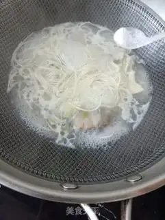 Make Sweet peas with hot noodles step 4