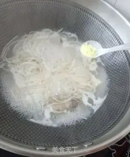 Make Sweet peas with hot noodles step 5