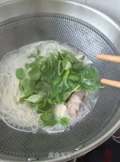 Make Sweet peas with hot noodles step 7