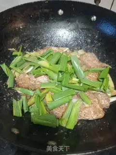 Make Garlic seedlings burning fish step 10