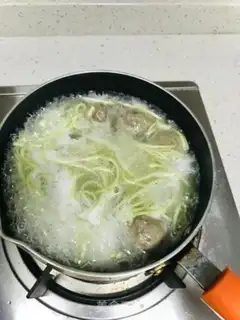 Make Beefball spinach noodles step 3