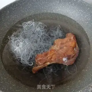 Make Peas and duck blood fan soup step 1