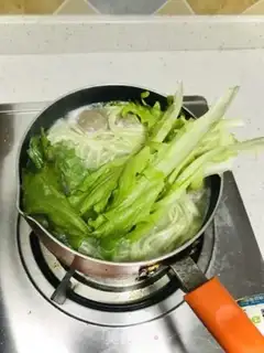 Make Beefball spinach noodles step 4