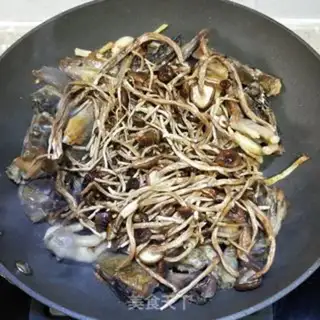 Make Shrimp skin fried eggs step 1