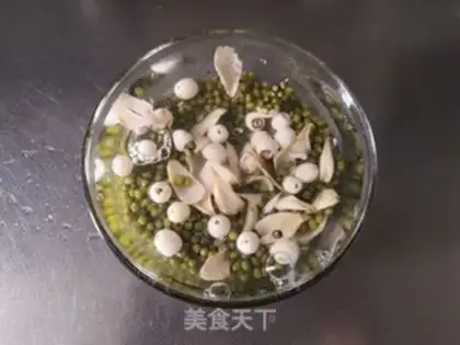 Make Green Bean Lotus soup step 1