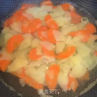 Make Potato chips with onion oil step 2