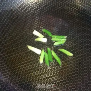Make Potato chips with onion oil step 4
