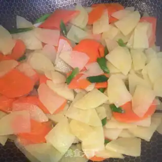Make Potato chips with onion oil step 5