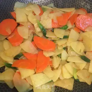 Make Potato chips with onion oil step 6