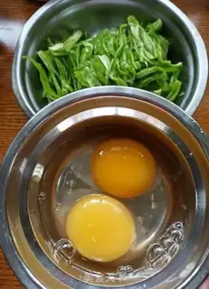 Make Green pepper fried goose eggs step 0