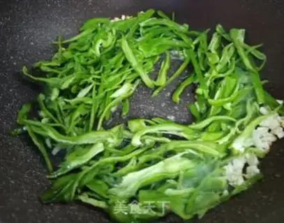 Make Green pepper fried goose eggs step 1