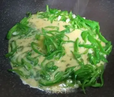 Make Green pepper fried goose eggs step 2