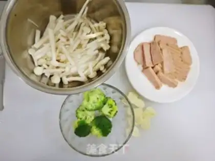 Make Seafood mushroom fried lunch meat step 0
