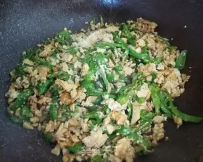 Make Green pepper fried goose eggs step 3