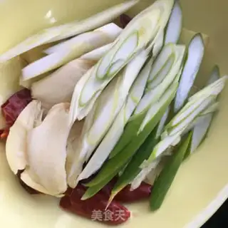 Make Chicken-legged potato pot step 1