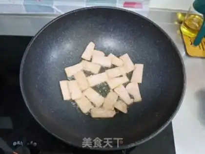 Make Seafood mushroom fried lunch meat step 1