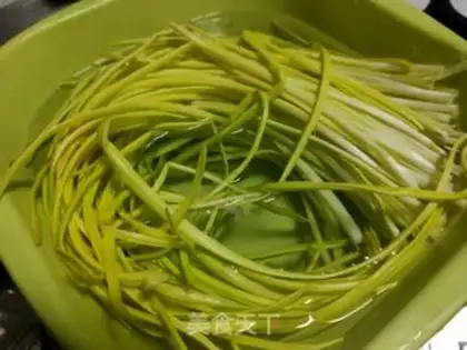 Make Garlic fried eggs step 0