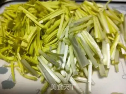 Make Garlic fried eggs step 1