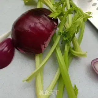 Make Celery with greasy chicken step 0