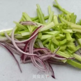 Make Celery with greasy chicken step 1