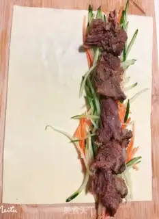 Make Vegetable beef rolls in spring step 2
