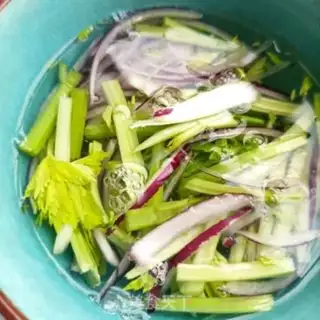 Make Celery with greasy chicken step 2