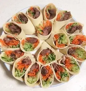 Make Vegetable beef rolls in spring step 4