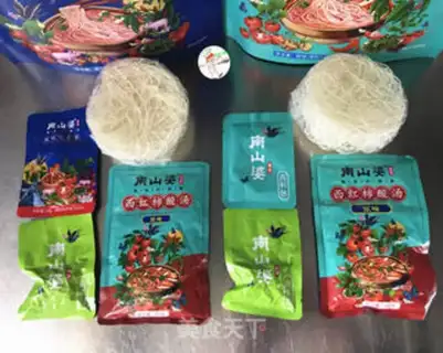 Make Sour soup with a tummy shrimp step 1