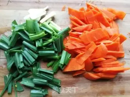 Make Garlic carrots for beef step 1